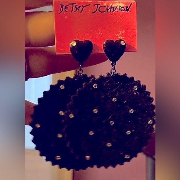 SUPER RARE!! 💎 Betsey Johnson vintage Black Heart 🖤 bling Earrings! Hard find!!🖤 - Picture 1 of 5